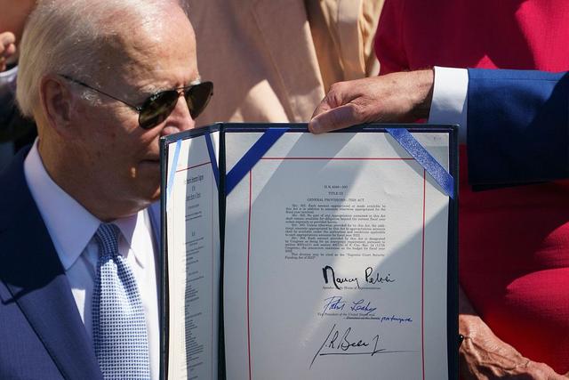 Biden signs the Chips and Science Act